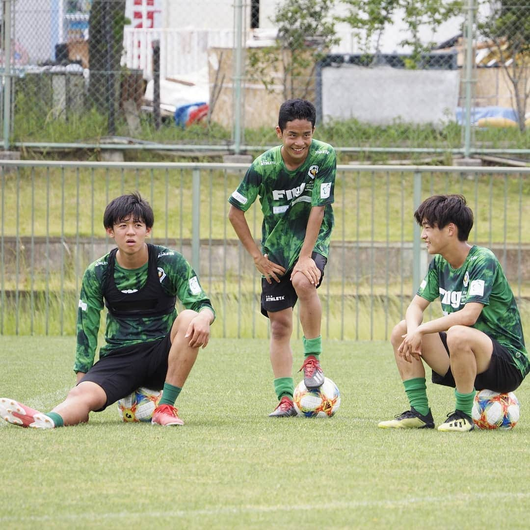 東京ヴェルディさんのインスタグラム写真 - (東京ヴェルディInstagram)「今日のトレーニングには、東京ヴェルディユースから2人が参加。トレーニング後の高3トリオを📷 · トレーニング中の真剣な表情&トレーニング後のちょっとゆるい表情どちらもお届けしていきます😊 · #山本理仁 #山下柊飛  本日 #U18 #日本代表 に選出された #石浦大雅 #21世紀生まれ の3人😳 #井上潮音 #永田拓也 #河野広貴 #佐藤優平 #渡辺皓太 #梶川諒太 #平智広 #林陵平 #上福元直人 #柴崎貴広 #鈴木智幸 #長谷川洸 #GKズ #青空相談会 #カメラ目線 いただきました #森田晃樹 #林陵平 #👍 · #東京ヴェルディ #tokyoverdy  #verdy #ヴェルディ #東京 #tokyo」5月29日 21時32分 - tokyo_verdy