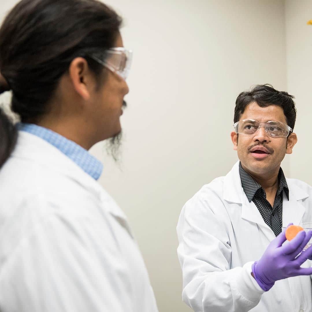 ノバルティスのインスタグラム：「A childhood ambition. . . . Novartis Institute for Tropical Diseases (NITD) researcher, Alex Chao, and team leader, Manjunatha Ujjini, discuss the next step of their compound program. Together with their colleagues, Alex and Manju are attempting to develop a therapy targeted at cryptosporidiosis, a parasitic disease that can trigger severe diarrhea and can be fatal for infants, toddlers and people with a weak immune system. . . . Manju’s interest in parasitic diseases is deeply personal. During his childhood, he saw firsthand how diseases such as tuberculosis and malaria can affect patients, motivating him to pursue a career in medical science. . #NovartisLife」