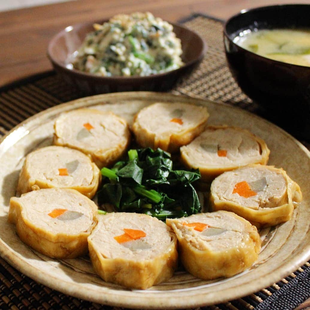 miyukiさんのインスタグラム写真 - (miyukiInstagram)「. ✾鶏むねロール定食✾ ～つわり期ご飯～ . . 今日はのんびり予定が 朝からちょっと出かける事になったので それなら♪と帰りにストーリーの スパイスカレーを食べて帰ることに(*´艸`) 本当最近よくカレー食べてる(笑) . . 運動も兼ねて出産までに わざわざ出掛けるとかじゃなく ついでに近くで～とか 簡単に行ける範囲のスパイスカレーを 制覇しとこうと(*´艸`) . . ❶鶏むね肉のごぼう巻き ❷白和え ❸落し玉子のお味噌汁 . . ❶コープ自然派の温めるだけのお惣菜 ❷麺つゆでできる簡単なの ｸｯｸﾊ゜ｯﾄﾞID:[4996086]参考 . . 昨日の#⭐隠れミッキーを探せ⭐ の答えは 野菜炒めのしめじでした♪ ※この日は隠れミッキー作る余裕なしでした(ﾉ∀`) . . . #鶏むね肉#惣菜#白和え#豆腐#味噌汁#手抜きご飯#時短料理#つわり#夜ごはん#簡単ごはん#ふたりご飯#発酵食品#隠れミッキー#発酵#まごわやさしい#腸活#菌活#料理記録#無添加#関西ママ#マカロニメイト#フーディーテーブル#デリスタグラム#クックパッド#Disney#delimia#lin_stagrammer#🍴mskitchen🍴」5月29日 20時00分 - _miyukitchen_