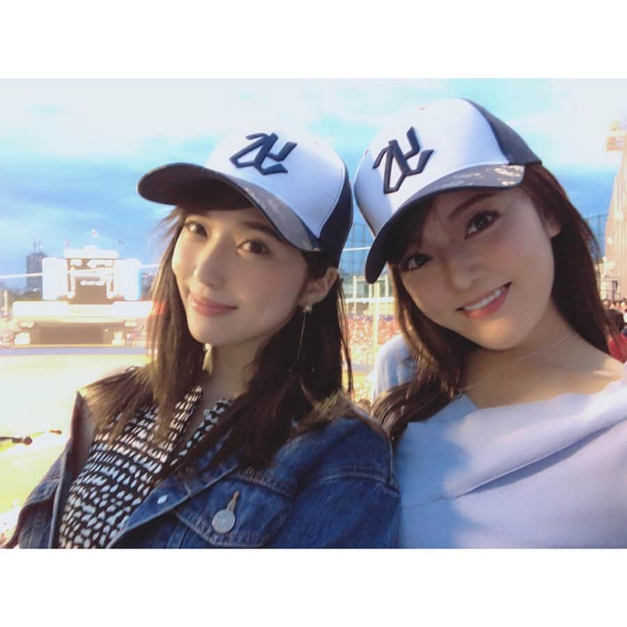 岡英里さんのインスタグラム写真 - (岡英里Instagram)「昨日はりなてぃん @rina_ikeuchi に誘ってもらって人生初の野球観戦してきたよー💋 . . 初観戦はヤクルト対カープ！ . . 今回はヤクルトの応援をしたよー📣途中試合展開が面白すぎてドラマあるなーって思った😂💓 . . なによりチーム問わずファンの一体感を生で感じられたのは本当に嬉しかったなあ💋みんなで声出して熱い🔥感動した🔥 . . またスポーツ観戦したいなあ⭐️ . . 動画の光ってるやつUFOとかじゃないよ🤣笑 . . #岡英里 #池内リナ #人生初 #野球観戦 #野球 #⚾️ #ナイター #試合 #楽しかった #初めて #初めての #経験 #また観たい #花火 #綺麗 #雨 #雨の日 #雨の日コーデ #野球女子 #ヤクルト #ヤクルトスワローズ  #japanese #baseball #baseballgame #fun」5月29日 20時00分 - okaeri0424