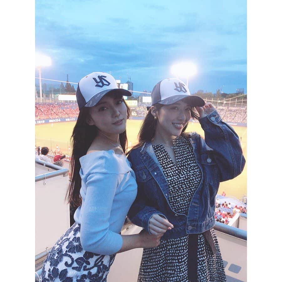 のインスタグラム：「昨日はりなてぃん @rina_ikeuchi に誘ってもらって人生初の野球観戦してきたよー💋 . . 初観戦はヤクルト対カープ！ . . 今回はヤクルトの応援をしたよー📣途中試合展開が面白すぎてドラマあるなーって思った😂💓 . . なによりチーム問わずファンの一体感を生で感じられたのは本当に嬉しかったなあ💋みんなで声出して熱い🔥感動した🔥 . . またスポーツ観戦したいなあ⭐️ . . 動画の光ってるやつUFOとかじゃないよ🤣笑 . . #岡英里 #池内リナ #人生初 #野球観戦 #野球 #⚾️ #ナイター #試合 #楽しかった #初めて #初めての #経験 #また観たい #花火 #綺麗 #雨 #雨の日 #雨の日コーデ #野球女子 #ヤクルト #ヤクルトスワローズ  #japanese #baseball #baseballgame #fun」