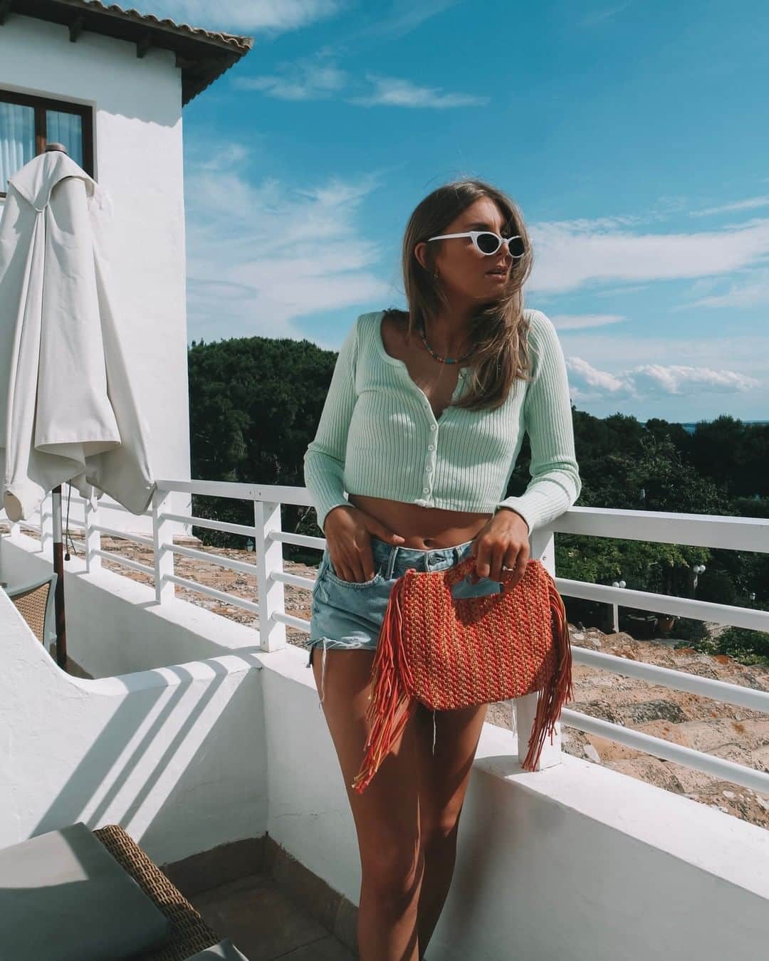 アクセサライズのインスタグラム：「Looking for festival inspiration? ☀️Look no further. Sun-gaze through our statement cateye shades in ever-classic white. Make like @sineadcrowe and pair with our Luana woven cross-body bag for a boho feel that’s so this season. 🔍 Bag - 6899999900 🔍 Sunglasses - 6930771000  Tap the link in the bio to shop now.  #Accessorize #Accessorizer」