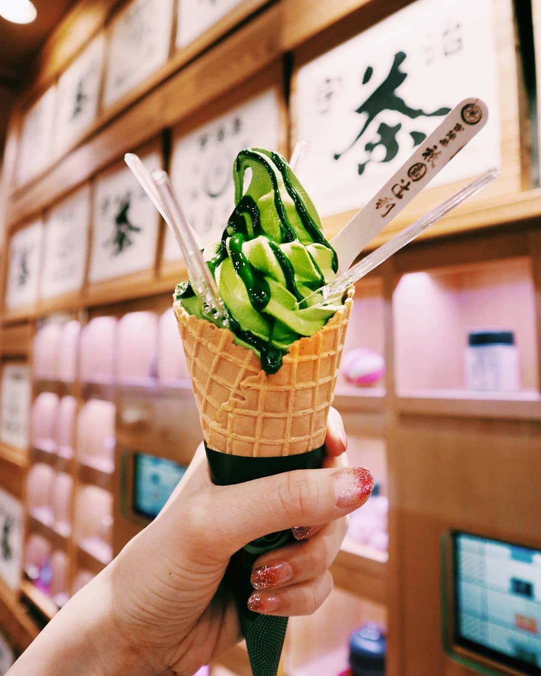 吉松育美さんのインスタグラム写真 - (吉松育美Instagram)「This is the BEST✨🍦✨ #greentea ice cream in Japan!!! . So deep, so rich and so good💚💚💚 . #tsujiri #祇園辻利 . 嗚呼😍なんて美味しい濃厚な抹茶なんだ😍😍😍これだよこれ～!! . アメリカの抹茶はこんな味じゃない😌 やっぱり抹茶最高💚💚💚 . . . #icecream  #foodgasm #instafood #instafood #yummy  #delicious #greentea  #kyoto #japan #beautiful #love #sharefood #sweet  #foodpic #foodpics #팔로우 #카페스타그램 #푸드스타그램 #냠냠 #여행 #여행스냅 #여행기록 #여행일기 #일본여행」5月29日 20時02分 - ikumiyoshimatsu