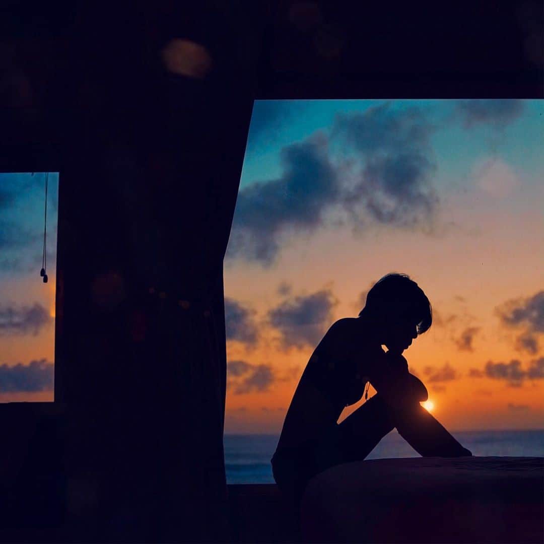 wacameraのインスタグラム：「#selfportrait  美しいオレゴンの夕日がホテルの窓から最高のポジションで見えた。これは撮らねば。 でも三脚がない。仕方ない、コップにカメラを立てて40回以上タイマー撮影。でもベッドが邪魔をして完全に真横から撮れない。どう座ったら真横に写るか、どうしたら夕日を隠さないか、そしてどうしたらお腹を凹ますことができるのか😂近年で一番疲れる撮影だった。」