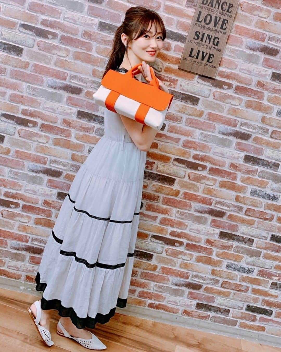 梅本理恵さんのインスタグラム写真 - (梅本理恵Instagram)「私、こんなにかわいいbag♡作れました♡  美魔女同期のみとちゃん♡のレザーコレクションレッスンに、りみちゃんと行ってきました〜☺︎☺︎! ・ ・ @mito_minto  @rimi.ogawa ・ ・ レザーと生地。 たくさんのお色味があって、組み合わせ次第で、どんなイメージのバッグも生み出せる〜♡ それが楽しすぎて、最後の最後まで、組み合わせが決まらない!☺︎ いつもなら、絶対に絶対にピンク! でも、今日はオレンジにチャレンジ♡  レザーと生地。 みとちゃんにたくさんお願いして、お友だちに手作りして、プレゼントしたくなるくらい。 あっという間に、完成♡しかもかわいい♡  あ、みと先生の優しいレッスンのおかげやな♡ みとちゃん♡ありがとう♡ 私、うるさかった⁈笑笑☺︎ ・ ・ ・ #レザーコレクションf #レザーコレクション#レザークラフト#ハンドメイド#レザー#バッグ #ヘビロテ#レザーバッグ #オレンジカラー #チャレンジ #かわいい #いつもなら #ピンク #美魔女#美魔女コンテスト #美魔女ファイナリスト #はんなり美魔女 #梅本理恵 #アラフィフ#アラフォー#美容#美活#アンチエイジング#うつしいひと#美しい#team美魔女9期生 #みんな素敵 #いつもありがとう」5月29日 20時15分 - rie___12ki