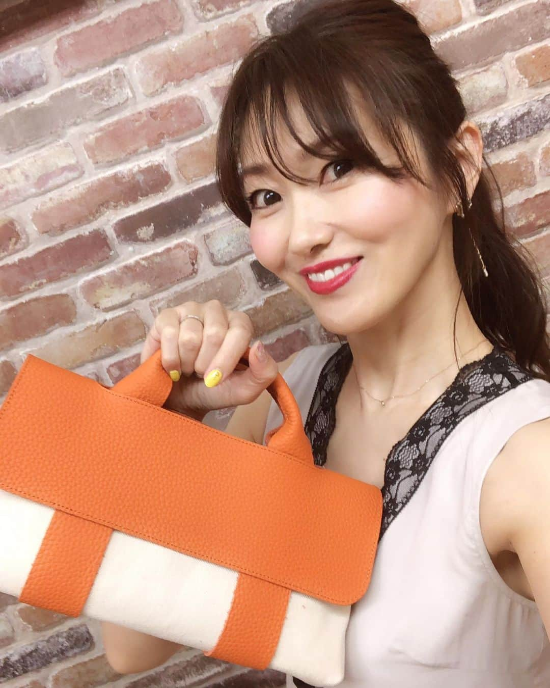 梅本理恵さんのインスタグラム写真 - (梅本理恵Instagram)「私、こんなにかわいいbag♡作れました♡  美魔女同期のみとちゃん♡のレザーコレクションレッスンに、りみちゃんと行ってきました〜☺︎☺︎! ・ ・ @mito_minto  @rimi.ogawa ・ ・ レザーと生地。 たくさんのお色味があって、組み合わせ次第で、どんなイメージのバッグも生み出せる〜♡ それが楽しすぎて、最後の最後まで、組み合わせが決まらない!☺︎ いつもなら、絶対に絶対にピンク! でも、今日はオレンジにチャレンジ♡  レザーと生地。 みとちゃんにたくさんお願いして、お友だちに手作りして、プレゼントしたくなるくらい。 あっという間に、完成♡しかもかわいい♡  あ、みと先生の優しいレッスンのおかげやな♡ みとちゃん♡ありがとう♡ 私、うるさかった⁈笑笑☺︎ ・ ・ ・ #レザーコレクションf #レザーコレクション#レザークラフト#ハンドメイド#レザー#バッグ #ヘビロテ#レザーバッグ #オレンジカラー #チャレンジ #かわいい #いつもなら #ピンク #美魔女#美魔女コンテスト #美魔女ファイナリスト #はんなり美魔女 #梅本理恵 #アラフィフ#アラフォー#美容#美活#アンチエイジング#うつしいひと#美しい#team美魔女9期生 #みんな素敵 #いつもありがとう」5月29日 20時15分 - rie___12ki