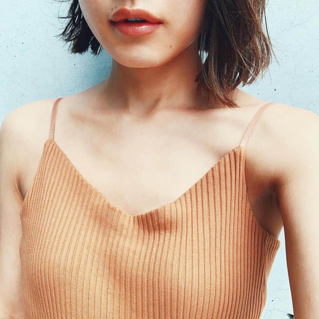 信近エリのインスタグラム：「.﻿ 前回のお勧めインナーに続いて﻿ ﻿ 1枚でさらりと着れる秀逸なカップ付きキャミソールもシェアします﻿ ﻿ もちろんPRなどではなく、私がリアルにストック買いしたものです♡﻿ 数が少なくなってるようなので、気になる方はお早めに！﻿ Blogに、購入できるサイトを2つ貼っておきました！﻿ プロフィールリンクよりどうぞ💁🏼‍♀️﻿ ﻿ ✔︎ゆるっとした雰囲気があるのに、屈んでも中が見えず、﻿ ﻿ ✔︎形も絶妙に女性らしくて、カップの形も自然﻿ ﻿ ✔︎紐も細めで見栄えがいい上に、伸縮性もあって食い込みもなし。﻿ ﻿ ✔︎アジャスターも小さくてデザインの邪魔をせず、﻿ ﻿ ✔︎ブランドロゴはプリントでタグなし。﻿ ﻿#のぶちか推し事」