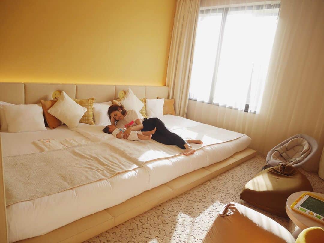 松本亜希さんのインスタグラム写真 - (松本亜希Instagram)「・ 先日、去年7月にオープンしたUSJ公式ホテル、@universalportvita に今回招待していただき、家族で1泊させていただきました♡ そのお泊りさせていただいたお部屋が、子連れには最高すぎました！！ ・ 私達が宿泊したお部屋は、「もこもこルーム」という、﻿まるで雲の上のようなもこもこしたローベッドが3台繋がっているお部屋。 👶が動いても落ちる心配もないし、すっごく広々していて本当最高すぎた😍 ・ 更に、土足厳禁のお部屋なので、まるで自宅に居るような感覚でした。 そして、ベビーバウンサーやベビーソープなど、他にも子供用のアメニティ貸出なんかもあったし、お風呂は洗い場付きの独立バスルームで、何から何まで、子連れに最高のお部屋でした🎉 ・ そして、約90種類の朝ごはんビュッフェにも驚きました‼️ 最後の写真はサラダゾーン🥗 子供が喜びそうなメニューも豊富だったし、ホテルユニバーサルポートヴィータ、是非泊まっていただきたいです！ USJまでのアクセスも、もちろん便利でしたよ❤️❤️ ・ #写真2枚目ビーズクッションの居心地がよかったのか微動だにせず寛いでた息子🤣 #写真5枚目こういうのさすがusjホテルだなって感激✨ #他にも写真たくさん撮ってるので折角なのでまたストーリーズでアップしていこうと思ってます❤️ __________________________ #ホテルユニバーサルポートヴィータ #ユニバーサルポートヴィータ  #ソリスグラーティア #usj #もこもこルーム #家族旅行 #大阪ホテル #family #pr」5月29日 20時10分 - m_akiron