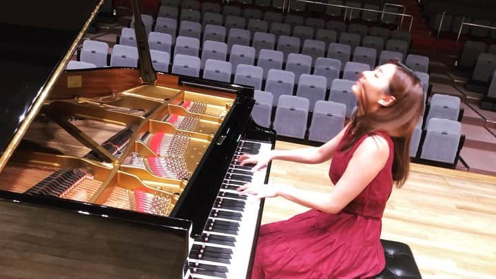 森本麻衣のインスタグラム：「Liszt🌟La Campanella (the last 1 min.) . リスト/カンパネラ🌛 最後の1分🤓 . . . . . #maimorimoto#Campanella#piano#pianist#hall#classicalmusic#steinway#steinwayandsons#practice#now#liszt#grandpiano#tokyo#🎹 #森本麻衣#ピアノ#ピアニスト#カンパネラ#リスト#ホール#クラシック#おすすめ#スタインウェイ#グランドピアノ#練習なう」