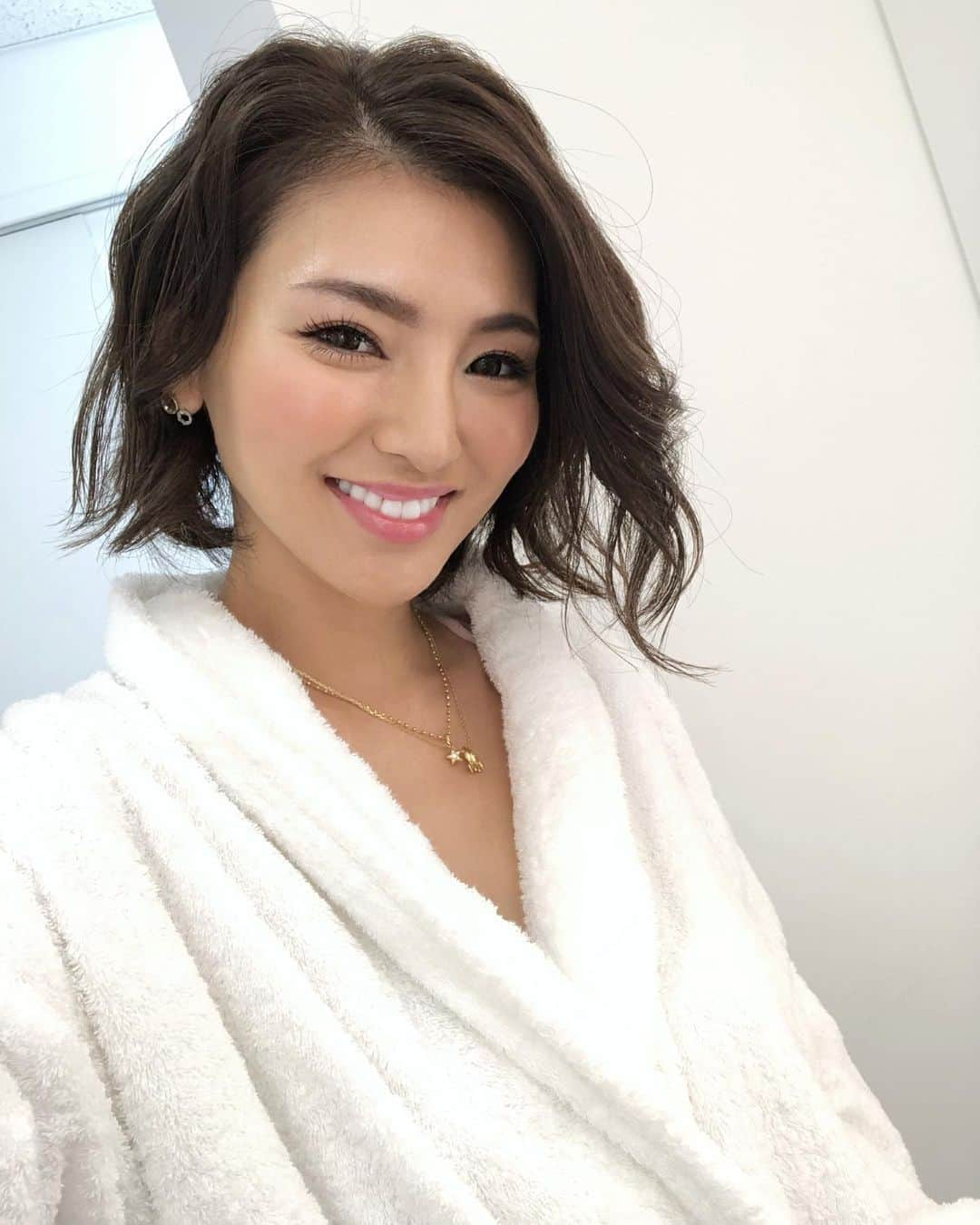 奈保さんのインスタグラム写真 - (奈保Instagram)「今日は一日撮影でした♡ 久しぶりのしっかりメイク💄❤️ . . #make#makeup#バスローブ#メイク#化粧#ママ#子連れ仕事#撮影#撮影DAY#japanesegirl#asiangirls#asianmakeup」5月29日 20時13分 - naho.0422