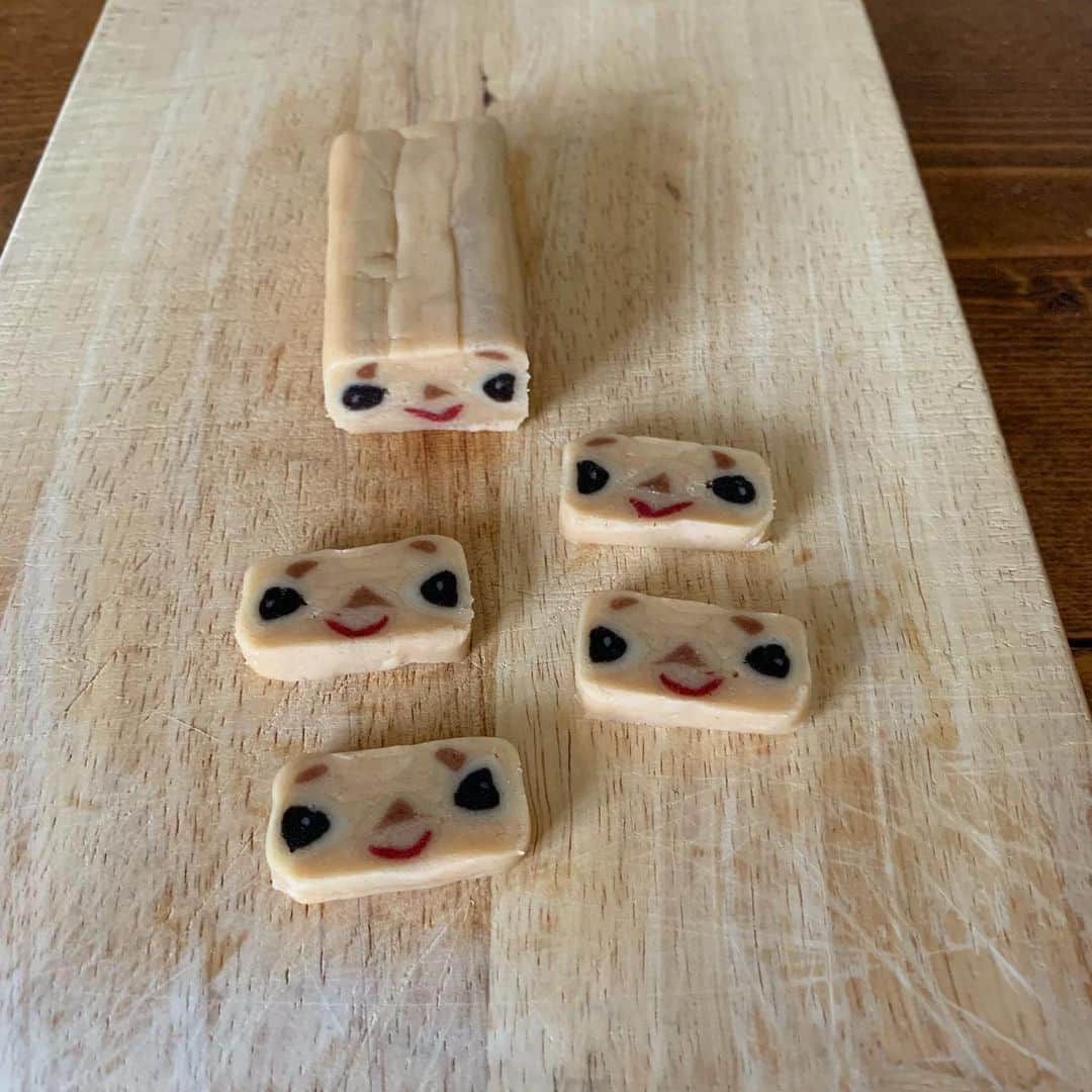 Ranさんのインスタグラム写真 - (RanInstagram)「. . . #アイスボックスクッキー です。 誰のお顔かわかる人いるかな？😸 . . Who is this?  Do you understand? . . . #face #cookie #kawaii #foodvideo #artfood #cut #japanese #sweets #kidsfood #bread #artbread #クッキー #手作りおやつ #手作りお菓子 #お菓子 #手作りパン #金太郎飴 #カット動画 #萌え断 #パン #konel #こーねる #難しいかも #わかったらすごい」5月29日 20時28分 - konel_bread
