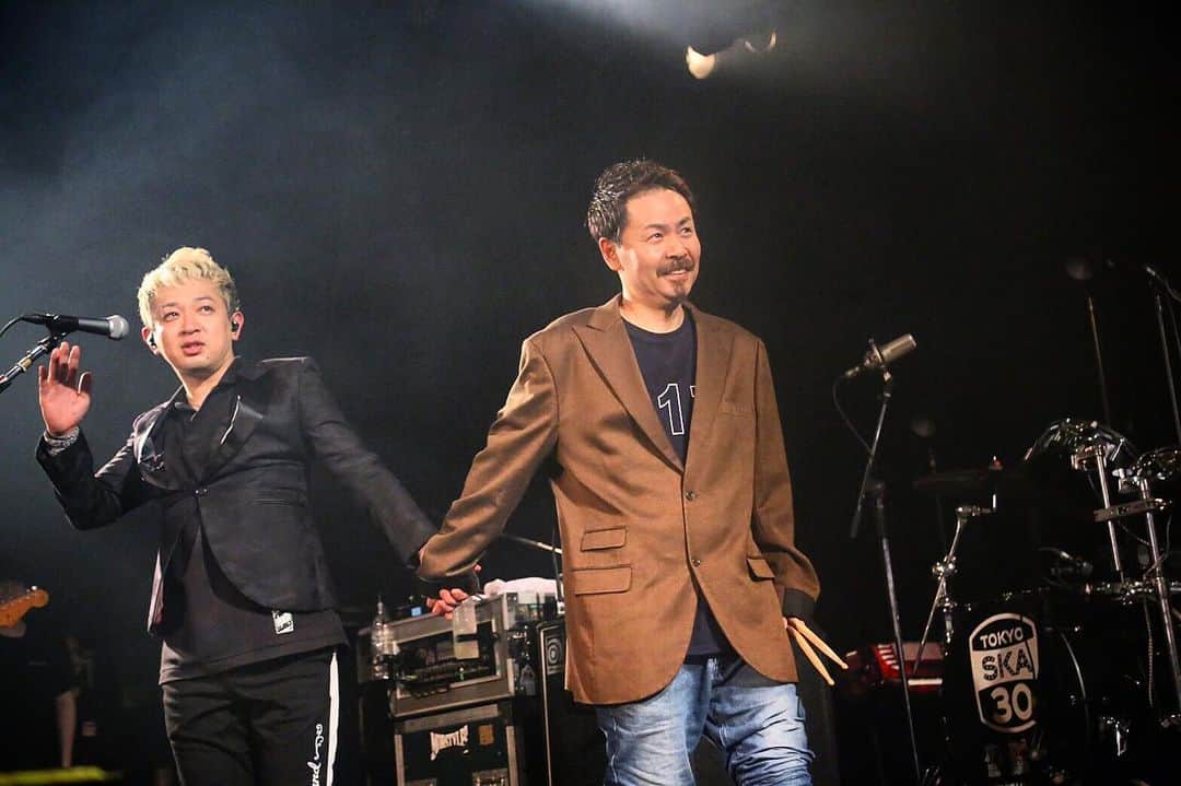 こーいちのインスタグラム：「スカパラ兄さん達とのコラボライブはかなり極上空間でした。 そしてキヨサクとゴッチ君。 スーツ勝手に借りてごめんなさい。  #不動産社長 #金髪オネェ」