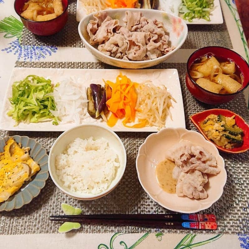 佐藤実絵子さんのインスタグラム写真 - (佐藤実絵子Instagram)「〔冷しゃぶ〕ごはんのきろく🍚🍴 * 献立は‥ 🔸冷しゃぶ 🔸ゴーヤチャンプルーの残り 🔸オープンオムレツ 🔸お味噌汁 * 暑かった頃のごはん！ 旦那さんが夏バテなりかけだったのでさっぱりでも栄養たっぷりで冷しゃぶにしてみました！ * にしても、暑かったのが嘘みたいに涼しくなりましたね😂旦那さんの方が早かったけど←分かりやすく私も夏バテになったよ💦慣れてないって怖いですね！今ではすっかり元通り！夏が怖いなぁ😫 * * #みえこごはん  #冷しゃぶ #野菜たっぷり #夕ごはん #夜ごはん #夏献立 #二人ごはん #ふたりごはん #おうちごはん #おうちごはんlover #しあわせごはん #家庭料理 #献立 #デリスタグラム #デリスタグラマー #クッキングラム #うつわ好き #うつわ #instafood #lovefood #foodstagram #japanesefoods」5月29日 20時31分 - mieppp624