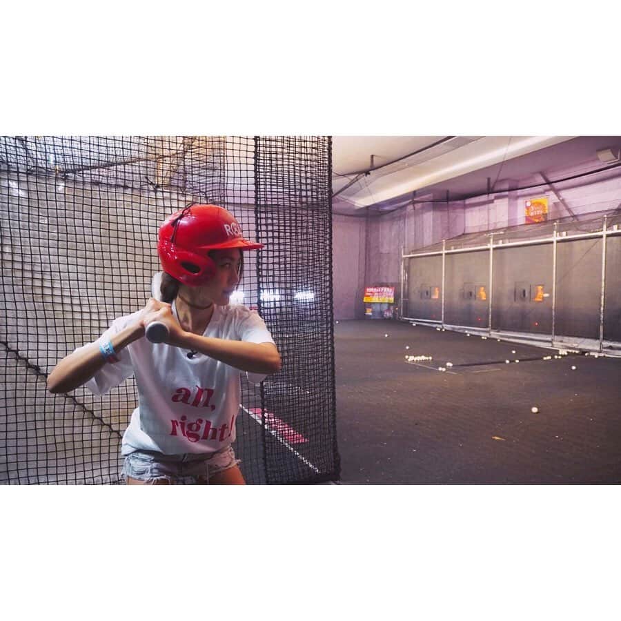 レスレイ・チアンさんのインスタグラム写真 - (レスレイ・チアンInstagram)「かっこいいでしょう🕶 Dang, I’m like, super cool doe.  #スポッチャ #baseball #workinghardorhardlyworking #seriouslytho #nohandeyecoordination #thisisamiracle」5月29日 20時38分 - lesleychianglove