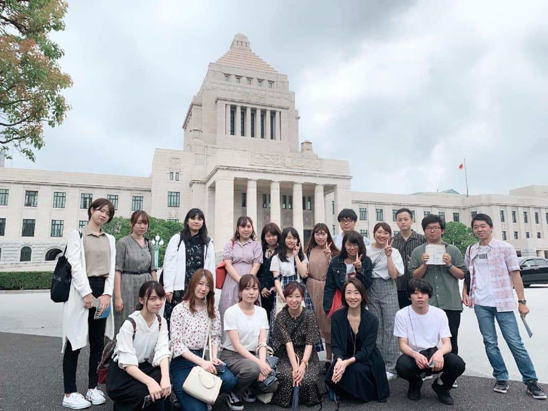 長野智子さんのインスタグラム写真 - (長野智子Instagram)「長野ゼミ、国会と国会図書館に。卒論のための国会図書館登録とライブラリーツアーですが、やはりこれから社会を創っていく若者に、優れた文献や本にできるだけ触れてほしい昭和生まれ😌 #専修大学 #ゼミ #取材場所に学生引率でいる不思議感」5月29日 20時39分 - naganotomoko