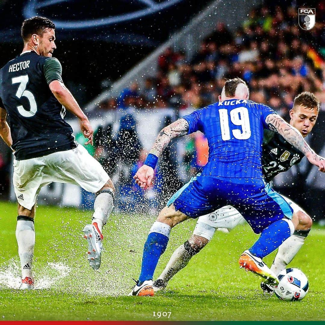 FCアウクスブルクさんのインスタグラム写真 - (FCアウクスブルクInstagram)「Heute vor 3️⃣ Jahren: Wer von Euch erinnert sich an die „Wasserschlacht von Augsburg“ ❓ @dfb_team #💦 #nationalmannschaft #wwkarena」5月29日 20時47分 - fcaugsburg1907