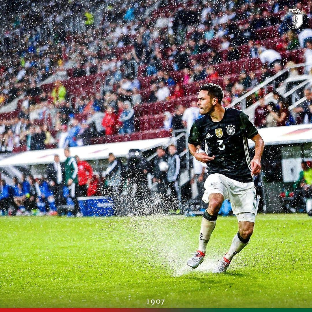 FCアウクスブルクさんのインスタグラム写真 - (FCアウクスブルクInstagram)「Heute vor 3️⃣ Jahren: Wer von Euch erinnert sich an die „Wasserschlacht von Augsburg“ ❓ @dfb_team #💦 #nationalmannschaft #wwkarena」5月29日 20時47分 - fcaugsburg1907