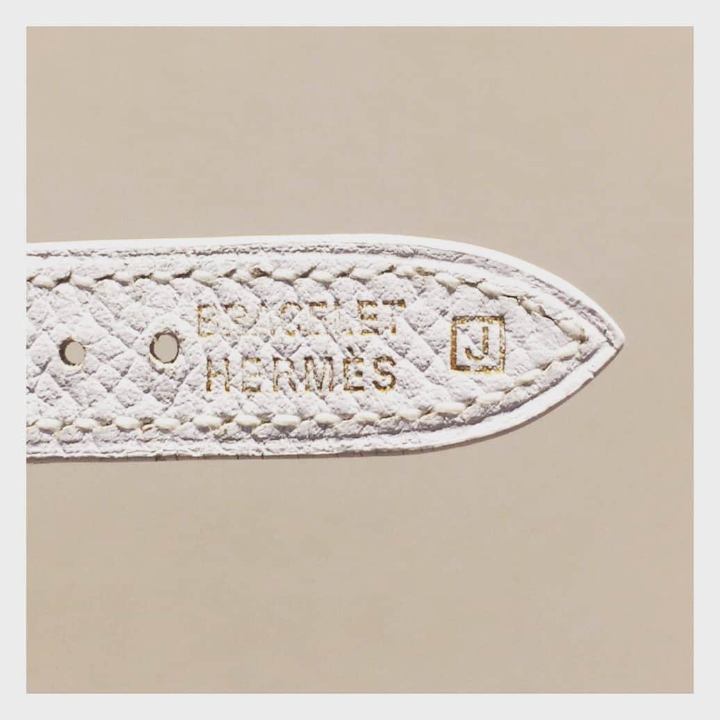 HIROBさんのインスタグラム写真 - (HIROBInstagram)「【HIROB札幌店】﻿ Vintage HERMES LOND﻿ ﻿ vintage HERMES LONDが﻿ 純正ベルト付きで入荷しております。﻿ ﻿  お問い合わせはHIROB札幌店まで。﻿ 011-209-5119﻿ #Antique﻿﻿ #アンティーク﻿﻿ #vintage﻿﻿ #ヴィンテージ﻿﻿ #fashionista﻿﻿ #instagood﻿﻿ #OOTD﻿﻿ #love﻿﻿ #YOLO﻿﻿ #accessories﻿﻿ #アクセサリー﻿﻿ #Fashion﻿﻿ #時計﻿﻿ #腕時計﻿﻿ #watch﻿﻿ #自分へのご褒美﻿﻿ #baycrews﻿﻿ #hirob﻿﻿ #ヒロブ札幌﻿﻿ #札幌ステラプレイス﻿﻿ #stellarplace﻿﻿ #ステラプレイス﻿﻿ #北海道﻿﻿ #hokkaido﻿﻿ #札幌﻿﻿ #sapporo ﻿﻿ #vintageHERMES﻿ #HERMESLOND﻿」5月29日 20時49分 - hirob.jp