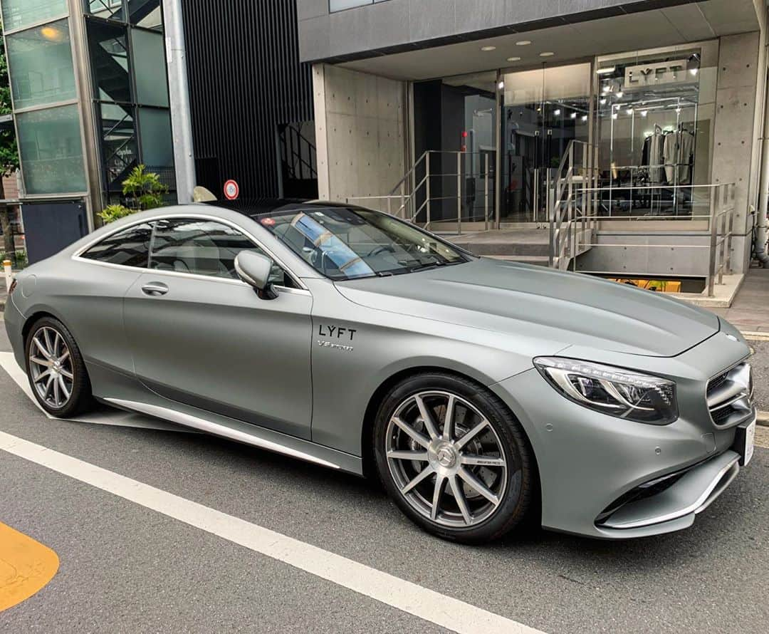 エドワード加藤さんのインスタグラム写真 - (エドワード加藤Instagram)「My new car S63 🔥  自分がこんな車に乗るなんて思ってもみなかった‼️ 人生なにが起こるか本当にわかんないな😎でもこれだけ言えるのが自分の限界を決めずに努力してあとは結果を残すだけ🔥 それと周りのみんなに感謝すること‼️ 絶対自分の力だけじゃここまでこれてないからね😂 これからもどんどん頑張っていきます💪😆」5月29日 20時59分 - edward_kato_fitness_jp