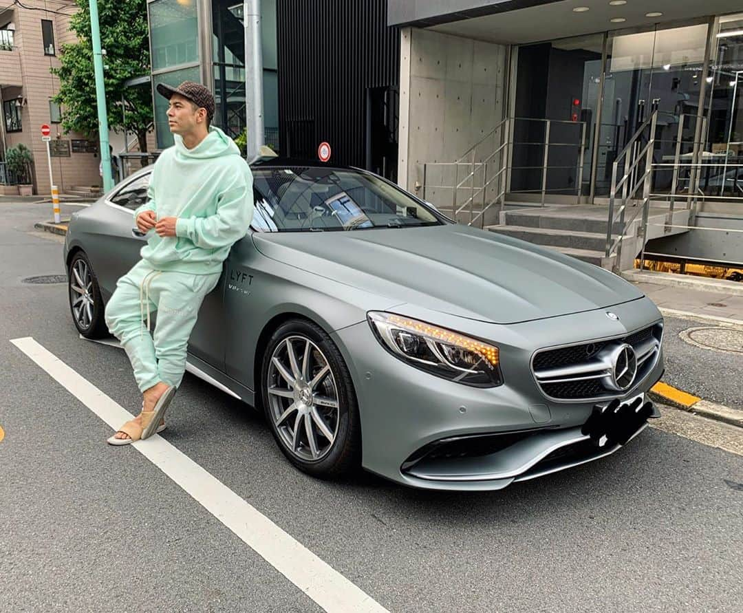 エドワード加藤さんのインスタグラム写真 - (エドワード加藤Instagram)「My new car S63 🔥  自分がこんな車に乗るなんて思ってもみなかった‼️ 人生なにが起こるか本当にわかんないな😎でもこれだけ言えるのが自分の限界を決めずに努力してあとは結果を残すだけ🔥 それと周りのみんなに感謝すること‼️ 絶対自分の力だけじゃここまでこれてないからね😂 これからもどんどん頑張っていきます💪😆」5月29日 20時59分 - edward_kato_fitness_jp