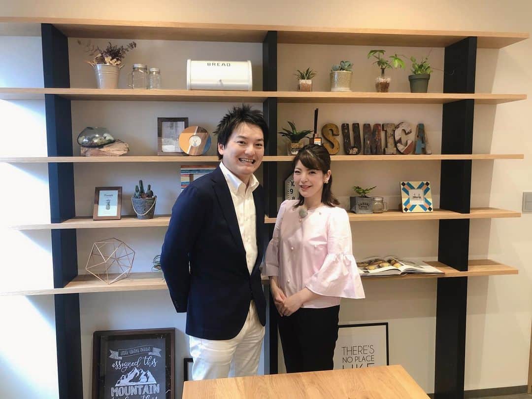 倉窪莉沙のインスタグラム：「* 今週のテレビ和歌山「街ネタ和歌山」は先週と同様、不動産会社『Sumica（スミカ）』さんをご紹介します🏠🍊写真左はインタビューをさせていただいた、スミカ株式会社 代表取締役 吉松三喜さん。和歌山でマイホームが欲しい方、必見です☝🏻✨ . 放送はあす5月30日(木)19:53から！ （再放送 5/31 23:58〜・6/1 14:55〜） . ぜひご覧ください😊 . #テレビ和歌山 #街ネタ和歌山 #不動産会社 #Sumica #スミカ #マイホーム #リフォーム #和歌山 #みかん #アナウンサー #ママ時々アナウンサー #ママウンサー #レポーター」