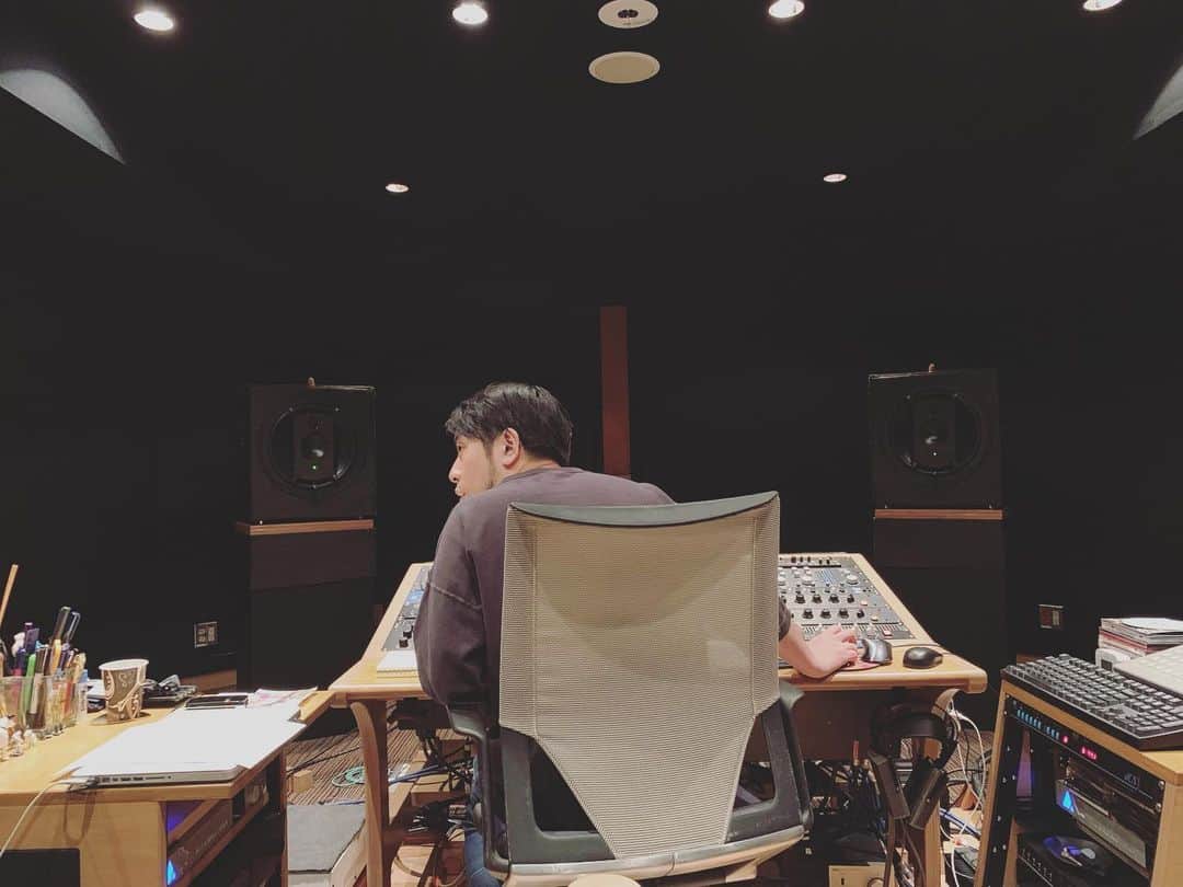 のインスタグラム：「昨日で！ 音に関する作業は、 全て無事に終了いたしましたー！（パチパチ）  お世話になったのは、 マスタリングスタジオTEMASさん。  マスタリングエンジニアは、 吉良武男さん。  とっても素敵に仕上がりました。 本当に本当にありがとうございます。  ここのスタジオ、 とっても良いにおいがしましたよ！（笑） リラックス出来る（集中できる） 香りというか…  あぁ 早く皆さんに聴いてもらいたいです！ 皆んなで作り上げた、 とっても想いのこもったアルバムです。  #MasteringStudioTEMAS #TEMAS #吉良武男  #本間愛花 #aikahonma #シンガーソングライター #singersongwriter #2ndalbum #7月24日 #release」