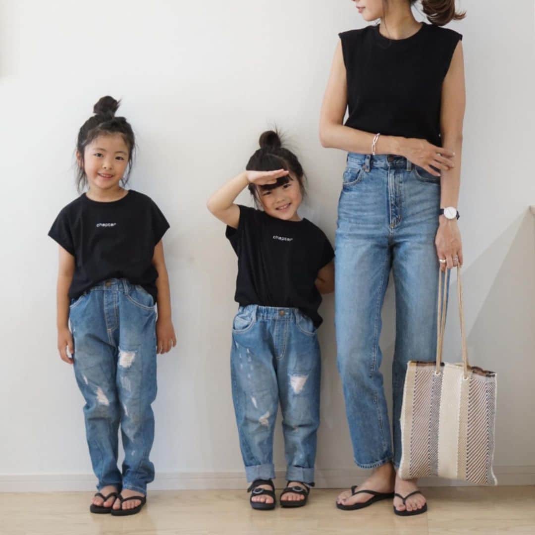 mocchiのインスタグラム：「2019.05.29 こんばんは🌝 ・ ・ こないだ朝起きたら、声がオカマみたいになってて ・ 仕事で結構電話業務あるんだけど 電話出たら笑われた🙄← ・ ・ オカマが電話に出たと思ったのかな。 ・ ・ ・ 外で小春がママのお尻が垂れてるって大きな声でみんなに暴露してるのが辛い。 ・ 素直って罪。 ・ ・ 👩‍🦰 tops....#gu#ジーユー pants....#gumania ・ 👧🏻 全身 @branshes  #ブランシェス#branshes ・ ・ ・ ・ 最近暖かくなってきたから 寝巻きで#キュリーナ 履いてる！ ・ #骨盤ガードル なんだけど太もものスパッツ部分がそんなにキツくないからクルクルならなくて🙆‍♀️ ・ ・ @culina_lme」