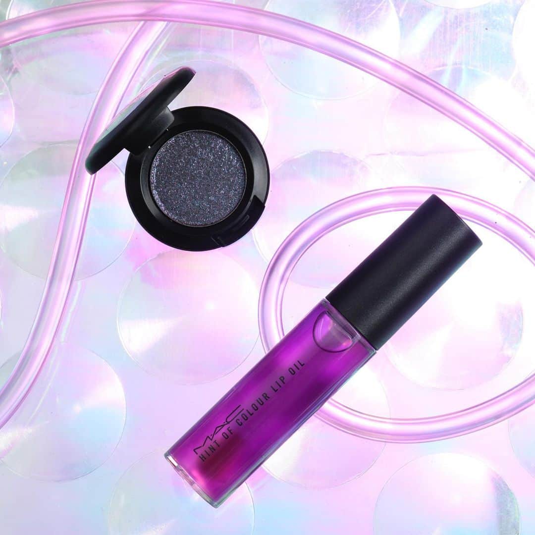 M∙A∙C Cosmetics Japanのインスタグラム：「⠀ いよいよ5/31より、ももいろクローバーZ とM·A·C がコラボレーションしたビジュアルの展開がスタート✨ メイクアップカードとポーチは、何色が出るのかお楽しみ・・・❤️ #MACXMCZ ⠀ #MACXMCZ オリジナルポーチ&メイクアップカードプレゼントキャンペーン M·A·C 公式オンラインショップ、全国のM·A·C 店舗にて対象製品（ヒント オブ カラー リップ オイル又はダズルシャドウ）を１点以上ご購入の方にメイクアップカードを、対象製品を含む3,500 円（税抜）以上ご購入の方にオリジナルポーチをプレゼント！ ⠀ *公式オンラインショップ先行開始　5/30（木）AM10:00～なくなり次第終了 *全国店舗　5/31(金) ～ 6/19(水) *全国のM·A·C 店舗にて各日ごとに先着順で限定枚数を配布予定 *メイクアップカード及びポーチのプレゼントはオンラインショップ、店頭共にお1人様1会計(合算不可)につき各1回まで *メイクアップカード及びポーチの種類はお選びいただけません。 ⠀ ↓↓掲載製品↓↓ [ヒント オブ カラー リップ オイル] キャンディ ドロップ [ダズルシャドウ] フィール ザ フィーバー ⠀ ⠀ ⠀ ⠀ ⠀ ⠀ #MACCosmeticsJapan #MACコスメ #MACCosmetics #MAC #コスメ #メイク #ももいろクローバーZ #ももクロ #momoirocloverz #MCZ #コラボ #コラボレーション #限定 #キャンペーン」