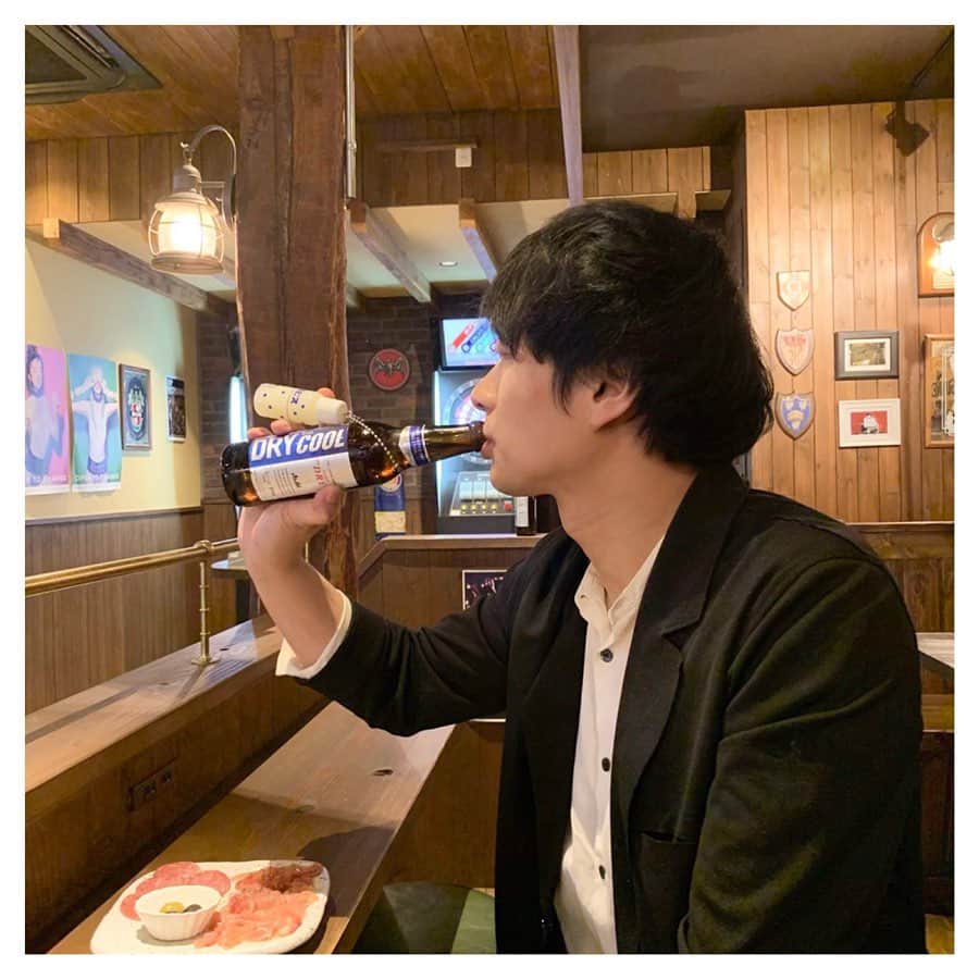 鎌田大祐（かまだだいすけ）さんのインスタグラム写真 - (鎌田大祐（かまだだいすけ）Instagram)「47都道府県の福岡県男子（という年齢でもないけど……笑）を代表して、アサヒビールさんの「ドライザクール」の試飲にお呼ばれ！大変光栄🤤 . 行こうと思ったきっかけは、カルピスを混ぜて飲むという新しい発想の『激ウマ』スタイル！を試してみたかったという👍 ビールにカルピスって想像できる？笑 . ビール瓶に美味しいカルピスシロップがぶらさがってて、これがかわいい😂 . プレーン・レモン・白桃・巨峰、4種類から選べるけど、BRITISH PUB MORRIS CRAFTY BEARさんは店舗にプレーンのみだった！味はというと、、 . これは！ 「ドライザクール」だからこそ実現した究極のハーモニーでは？ . 凄く美味しくてご馳走さまでした！代表として試飲した結果、これは男女関係なく、迷わずに本気で飲んで欲しい🍺 . 僕は、「ドライザクール」を半分はそのまま飲んで、もう半分はカルピスを混ぜるという贅沢をしたけどね🙏 飲んだら、感想をコメントください＾＾女の子を誘って行くといいかも？ . I was invited to a tasting event of "Dry the cool" by Asahi beer company as a male representative of Fukuoka Prefecture in 47 prefectures.(I'm not such a young, though...lol)It was a great honor for me. . The reason I decided to go to the event is that I wanted to try "Geki Uma" style beer. It's a whole new idea that combines beer and calpis. Can you imagine mixing calpis and beer?lol . The little cute and yummy calpis sirup bottle is hanging on the beer bottle, that was really cute! . You can choose from these four flavors; plain, lemon, white peach and kyoho grape, but BRITISH PUB MORRIS CRAFTY BEAR has only plain flavor. . The taste was......!!! I felt the ultimate harmony that only "Dry The Cool" can create. . Thank you for this extreamly tasty beer experience!  As a result of tasting as a representative, regardless of gender, I absolutely recomend you to drink this! . By the way, I had a more luxurious way of drinking, drinking half of the "Dry the cool" and then mixing the remaining half with Carpis. Maybe...it's better to go with the woman...? Please tell me your impression and give me comment. . . #drythecool #calpis #coolstyle #beercocktail #PR #beer #アサヒビール #新商品 #ドライザクール #カルピス #クールスタイル #ビアカクテル #47都道府県 #福岡県代表 #福岡 #fukuoka #superdry #スーパードライ #鎌田大祐」5月29日 21時00分 - daisukekamada_official