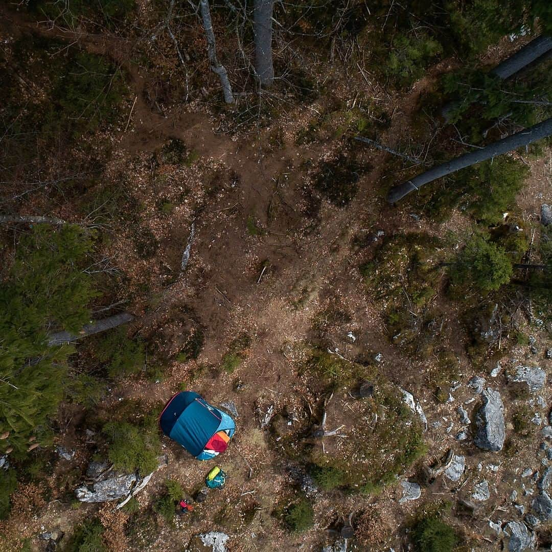 ルフトハンザさんのインスタグラム写真 - (ルフトハンザInstagram)「The tent surrounded by high trees – looking down from above, you become truly aware of the size of the forest. #FindYourAdventure #Lufthansa #FlyToMunich」5月29日 21時01分 - lufthansa