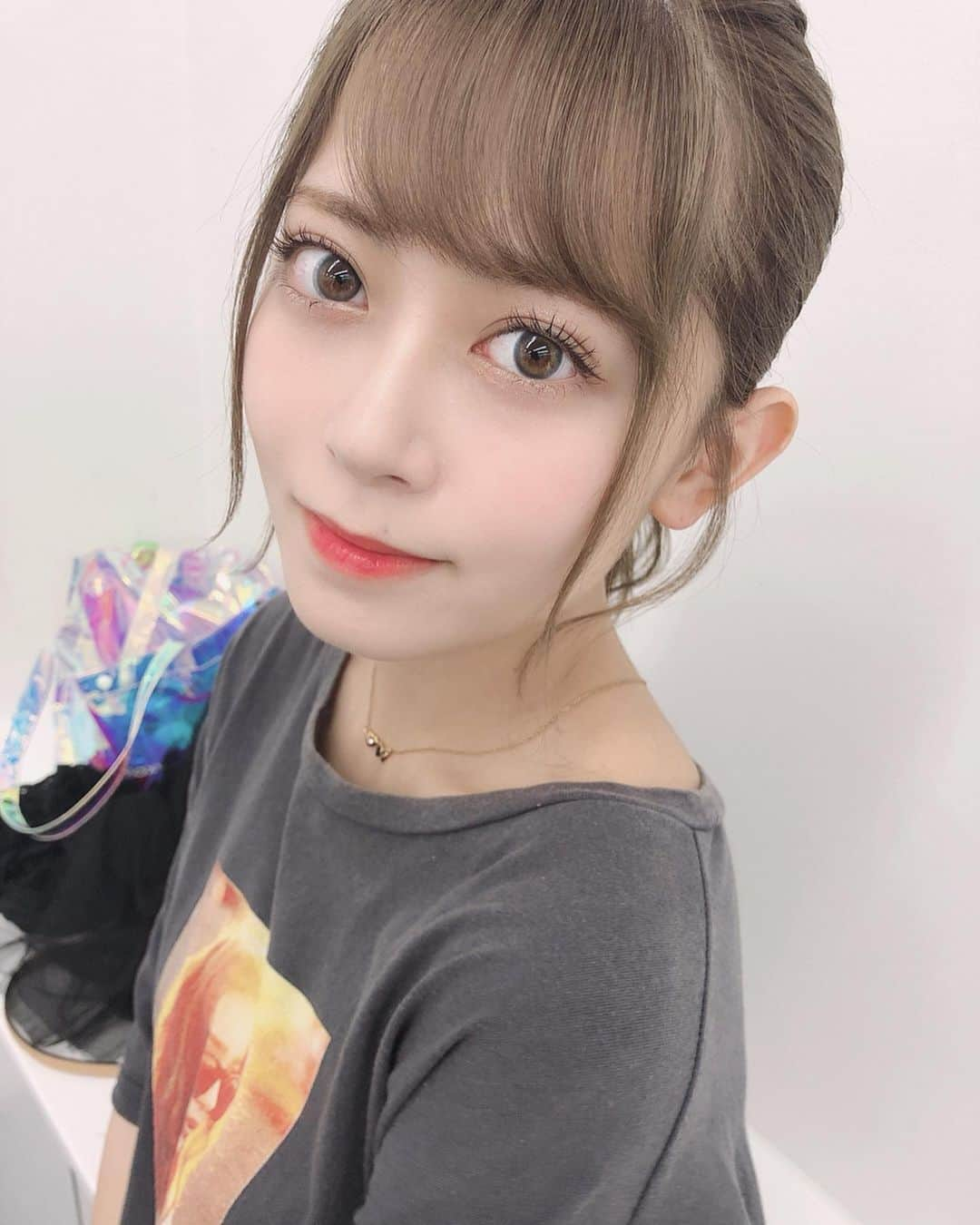 岩花詩乃のインスタグラム：「さしはらさんプロデュースのカラコンを頂きました😢❤ 初カラコン！好評だった😳 この写真はラピスラズリをつけてます！ 他の色もつけるの楽しみだなーっ💫 #トパーズ#TOPARDS#カラコン#指原カラコン」