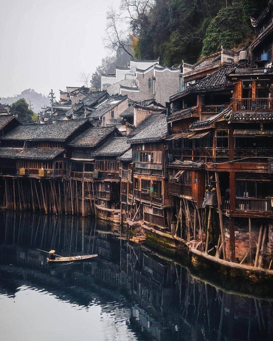 BEAUTIFUL DESTINATIONSさんのインスタグラム写真 - (BEAUTIFUL DESTINATIONSInstagram)「Fenghuang Ancient Town in China shows what villages were like before the onset of modernization. Fenghuang is Chinese for Phoenix, and legend says that two of these birds flew over the beautiful town and discovered it. (📷: @jordhammond 📍: Fenghuang, Hunan, China)」5月29日 21時04分 - beautifuldestinations