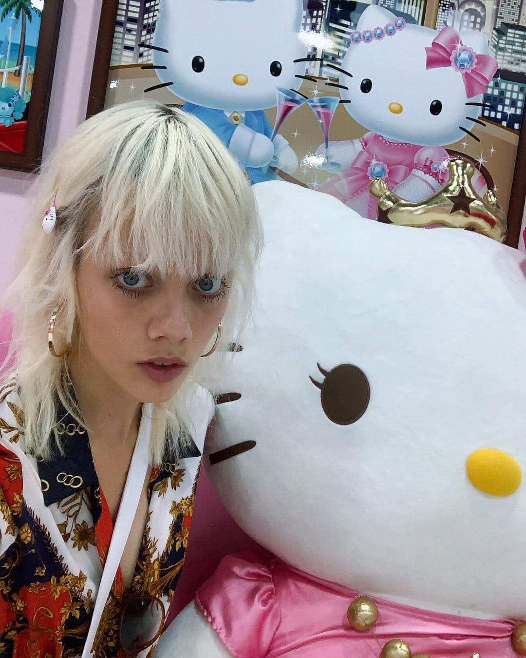 マリヤン・ジョンクマンのインスタグラム：「If you know me, you know how happy I am rn 😹💘🎀 @hellokitty」