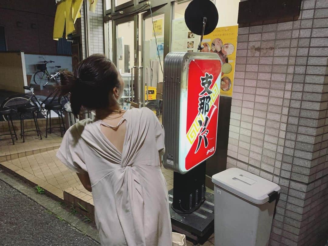 のインスタグラム：「そんでね、 昨日、スタジオの帰りに ラーさん食べて帰りました。 体重戻りました。 . あ゛〜〜〜🍜🍜🐷🍥🍜🍜🥟 . 因みに 餃子は、酢と胡椒で食べる派🙋🏼‍♀️ . #本間愛花 #aikahonma #シンガーソングライター #singersongwriter #2ndalbum #7月24日 #release」