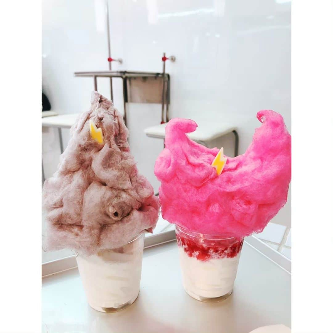 七瀬美月さんのインスタグラム写真 - (七瀬美月Instagram)「♡念願のremicone🍦⚡️💕 .  綿菓子は甘ーいやつ想像してたけど 炭酸ジュースみたいな味してて逆に良かった💓 ワタパチも入ってた🥰 牛乳感🥛強いアイスも美味しかった🍨 . たくさんお話しして 前撮り相談行ってから帰宅🐱 .  昨日ストーリーでDMくれた人たちありがとう💌 あれから旦那 蕁麻疹治ってないのにサッカー⚽️行って 汗かいて帰ってきた🤔 うん、悪化してる😤。 どうしても💉絶対🏥病院に行きたくないらしいから 飲み薬と塗り薬させました💊👩‍⚕️. .  #remicone#レミコン#カフェ #レミコン原宿#原宿#cafe#RMC #綿菓子#icecream #表参道#photogenic #desert#yummy #あいす#韓国#日本進出 #photo#映え#pink#おしゃれなカフェ」5月29日 21時13分 - yskwask1114