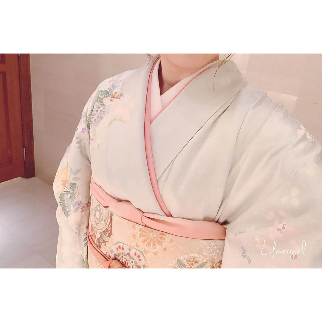 うめりさんのインスタグラム写真 - (うめりInstagram)「2019.05.29 先日の弟の結婚式でのネイル〜💅 お着物に合わせて優しめに👘💓 ウィークリージェルの NE-60とNE-77を使ってます🌷 @homei_nail - “和”過ぎない感じにしたので、 ワンピースとかでのお呼ばれにも合いそう💡 - 今回初めてシリコンモールドで お花を作ってレリーフネイルに挑戦✊ なにこれ！めちゃめちゃ可愛い！🥺💕 ☑︎やり方はblogにて🙋‍♀️ ___blog // @umerinail #和装ネイル #着物ネイル #セルフネイル #ジェルネイル #ウィークリージェル #homei #お呼ばれネイル #レリーフネイル #春ネイル #ネイルデザイン」5月29日 21時14分 - umerinail