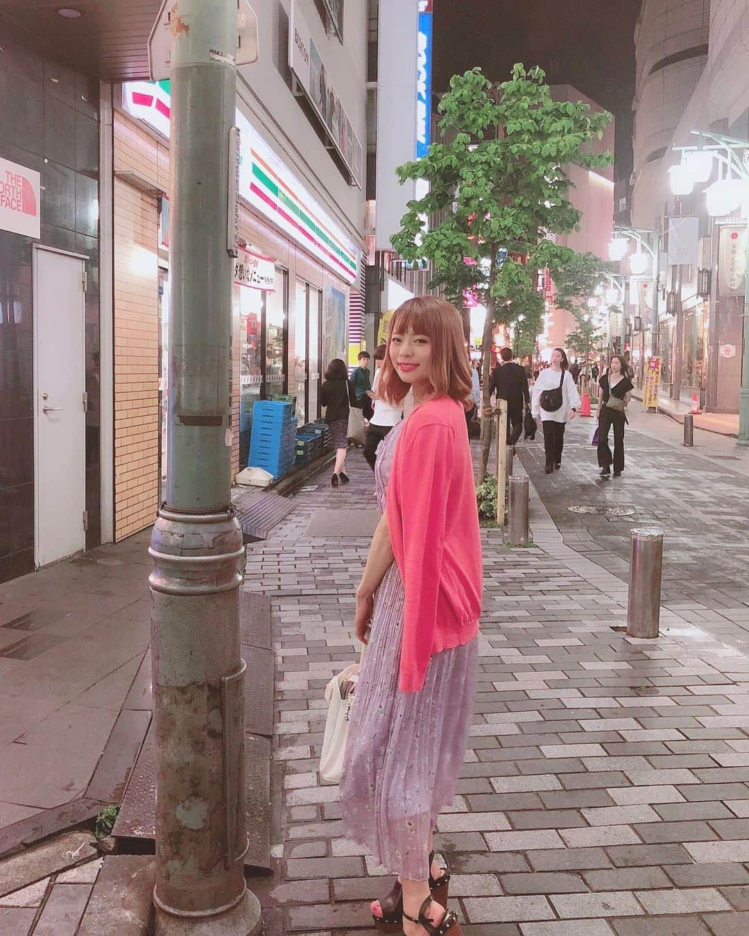 亀田ゆかりさんのインスタグラム写真 - (亀田ゆかりInstagram)「. . @gonta_ai の働いてる お店のワンピース♡♡ とっても可愛くて お揃いにしました👗💞 カーディガンはUNIQLO 靴はGRL♡♡プッチプラ～  長袖かかせないなぁ 焼けたくないもんな〜 海もプールも絶対行かんなあ 今年も(笑) . . #ワンピース #カーディガン #コーデ  #uniqlo #grl #cheerz #code #make」5月29日 21時25分 - yukari_ngzk