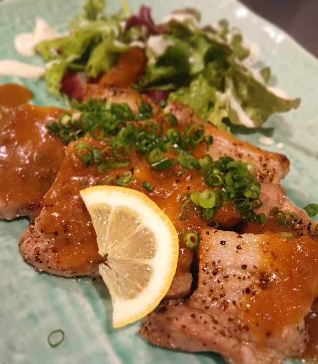 九州うまか 北浜店のインスタグラム：「茶美豚の厚切りステーキでございますよ。  #九州うまか#九州うまか北浜店#北浜#淀屋橋#天満橋#京橋#肥後橋#堺筋本町#大阪#大阪グルメ#居酒屋#日本酒#焼酎#純米#泳ぎイカ#もつ鍋#九州料理#九州#博多#福岡#鹿児島#宮崎#佐賀#長崎#大分#熊本#肉#豚」