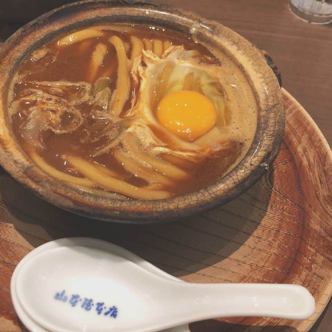 柴田阿弥さんのインスタグラム写真 - (柴田阿弥Instagram)「名古屋名物！味噌煮込みうどんをこの前名古屋で仕事した時に食べました〜🥰麺が固くて最高！味噌の味も濃いし、、💓暑い時期だから汗かきながらも美味しくいただきました！ ㅤㅤㅤㅤㅤㅤㅤㅤㅤㅤㅤㅤㅤ 名古屋ではお馴染みの山本屋本店さん🤗名古屋のごはん好き〜💋旅行したらぜひ！ ㅤㅤㅤㅤㅤㅤㅤㅤㅤㅤㅤㅤㅤ #名古屋 #名古屋グルメ #名古屋名物 #味噌煮込みうどん #山本屋本店 #夜ごはん #なごやめし #旅行 #名古屋ランチ」5月29日 21時17分 - ayashibata0401