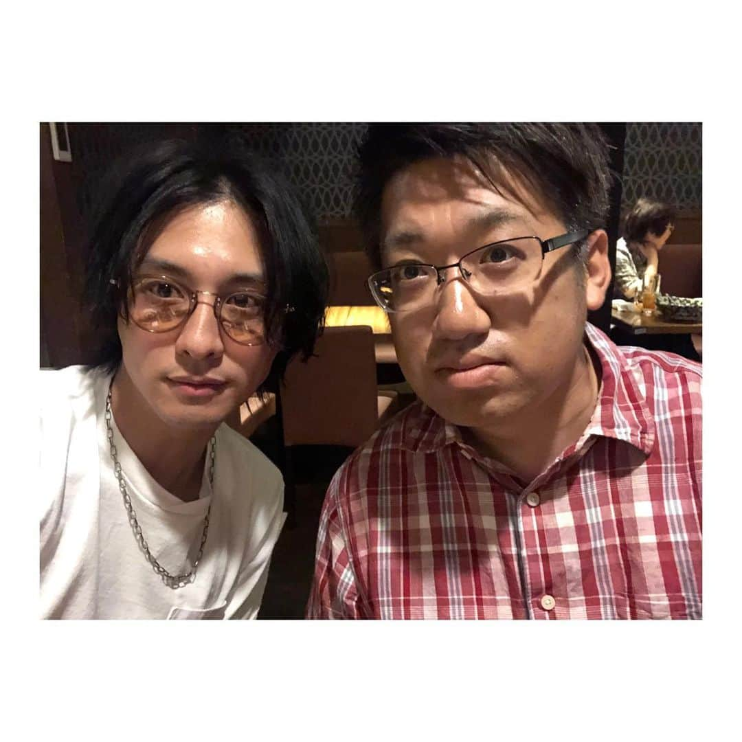 渡部秀さんのインスタグラム写真 - (渡部秀Instagram)「へへへ。  #チェックシャツ#仲良し」5月29日 21時18分 - shu_samurai