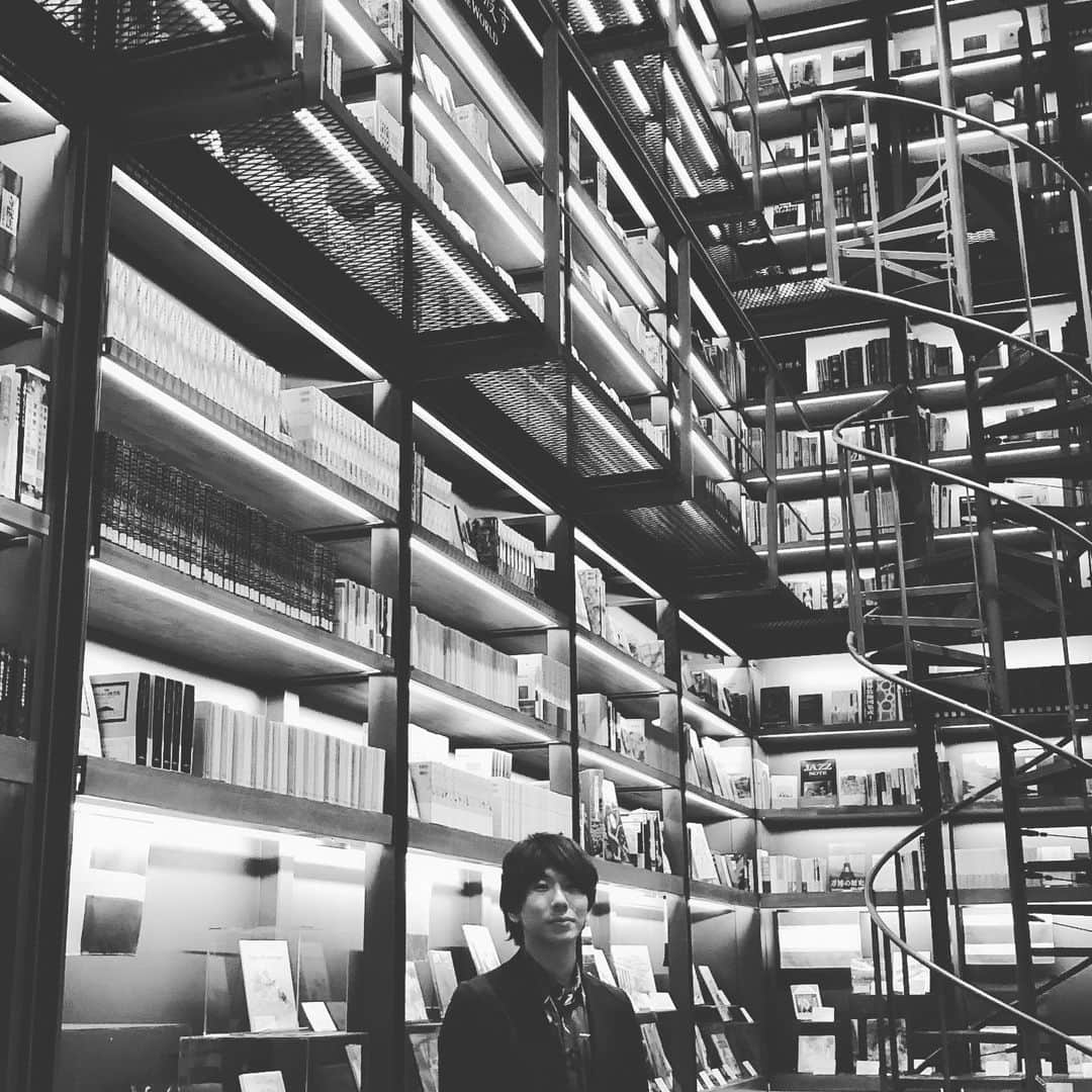 古市憲寿さんのインスタグラム写真 - (古市憲寿Instagram)「なんか海外の図書館みたいな気がしないでもない。 #出版クラブ #神保町」5月29日 21時26分 - poe1985