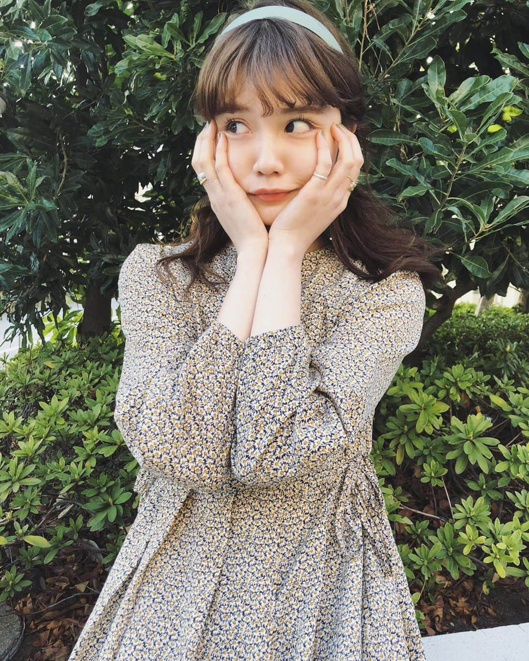 村田倫子さんのインスタグラム写真 - (村田倫子Instagram)「お花がたくさん咲いてるワンピース🌻 #りんこーで ワンピース @isntshe_official . バレエシューズ @repetto_japan  カチューシャは、韓国の雑貨屋さんで買ったものです☺︎」5月29日 21時21分 - rinco1023