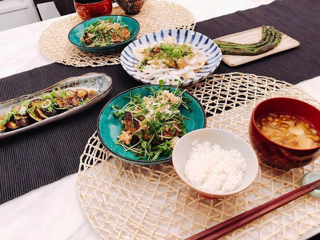 菊地亜美さんのインスタグラム写真 - (菊地亜美Instagram)「・ 今日のおうちご飯🍚💕 夫がダイエット始めたので、 とにかく野菜多めにしてみました🍆✨ ・ ✳︎豆苗鬼おろしハンバーグ ✳︎真鯛のなめろう ✳︎ナスのさっぱり焼き ✳︎アスパラ一本焼き（実家から送ってきてくれた❤︎） ✳︎なめこと豆腐のお味噌汁（器は矢口さんからのプレゼント❤︎） ご馳走様でした😘💋 #あみずきっちん #緑多め」5月29日 21時22分 - amikikuchi0905