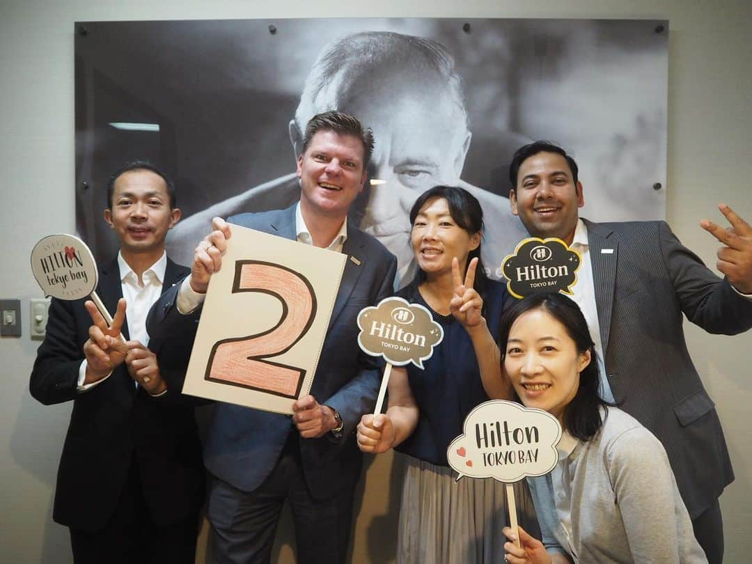 ヒルトン東京ベイ Hilton Tokyo Bayさんのインスタグラム写真 - (ヒルトン東京ベイ Hilton Tokyo BayInstagram)「2 days to go until Hilton’s 100th anniversary🎉 . ヒルトン100周年まであと2日！ 2日目のカウントダウンは、エグゼクティブオフィスチーム！ ヒルトングループの創設者、コンラッド・ヒルトンの言葉であり、ヒルトンのビジョンにもなっている「地球という星をおもてなしの心で温かく照らし続ける」を常にチームに説き導いてくれる、頼もしいリーダーたちです。 Countdown by Executive Office team! They always lead us to deliver our vision “To fill the earth with the light and warmth of hospitality” to every guest. #ヒルトン東京ベイ #東京ディズニーリゾート #舞浜 #チーム #ホテル #100周年 #100周年記念 #ヒルトン #ヒルトンセレブレーション100 #ホテルマン #hilton100 #hilton #tokyodisneyresort #maihama #hiltontokyobay #Hilton100anniversary #wearehilton  #100th #100thanniversary #anniversary #celebrate #diversity #diversityandinclusion #gptw #greatplacetowork」5月29日 12時24分 - hiltontokyobay