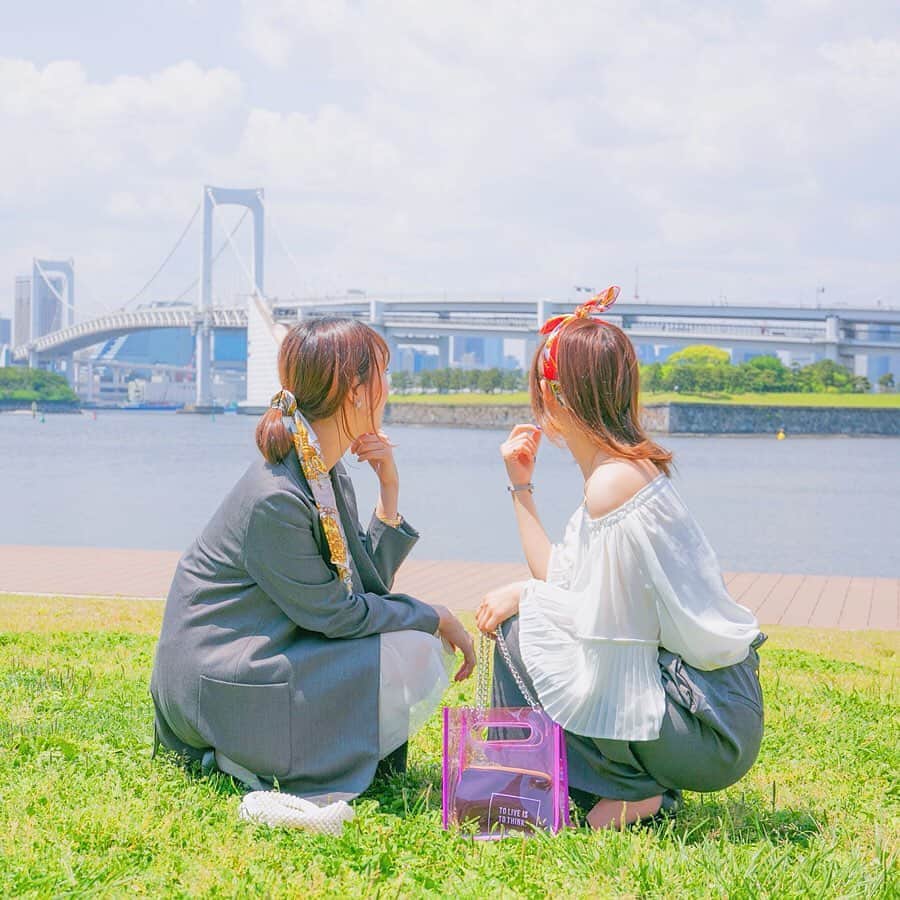 SuperGroupiesのインスタグラム：「＼フォロー&いいねで／﻿ 安室さんのワイドパンツをプレゼント💓 （詳細は下からCheckしてね✅） ⠀⠀⠀⠀⠀⠀⠀ ⠀⠀⠀⠀⠀⠀⠀ #OutfitOfTheDay ❣️ ぴかちゃんとへいりんのシミラールック👭 ⠀⠀⠀⠀⠀⠀⠀ オトナのシミラールックとは 全部お揃いにするのではなく、 「色味」だけ合わせるのがPoint🙆🏻‍♀️✨ ⠀⠀⠀⠀⠀⠀⠀ 二人は同素材のボトムスとアウターを それぞれピックアップしました🙌🏻 ⠀⠀⠀⠀⠀⠀⠀ ⠀⠀⠀⠀⠀⠀⠀ どちらも『名探偵コナン』の安室透を イメージしたコラボアイテムです👇 ──────────────────────﻿ 🚨Today’s Item🚨 Detective Conan Collaboration Series Tōru Amuro model ① アウター #Blazer / ￥19,800 +tax ② ワイドパンツ #WidePants / ￥11,800 +tax ※5/31まで数量限定販売中です。 Only a limited amount available until May 31! ──────────────────────﻿ ⠀⠀ ⠀⠀ ⠀ ⠀⠀ ⠀  ここで新プレゼントキャンペーンのお知らせです💁‍♀️🗯️ ⠀⠀⠀⠀⠀ ⠀⠀⠀⠀⠀⠀⠀ ⠀⠀⠀⠀⠀⠀⠀ 応募条件を満たした方の中から抽選で、﻿ 【1名様】にこちらのアイテムをプレゼント🎉﻿ ＝＝＝＝＝＝＝＝＝＝＝＝＝＝＝＝＝＝＝＝＝＝＝﻿ 🎁プレゼント商品🎁﻿ 『名探偵コナン』 #安室透 モデル ワイドパンツ ＝＝＝＝＝＝＝＝＝＝＝＝＝＝＝＝＝＝＝＝＝＝＝﻿ ⠀⠀⠀⠀⠀⠀⠀ ⠀⠀⠀⠀⠀⠀⠀ ⠀⠀⠀⠀⠀⠀⠀ 下記の詳細をチェックして、 #名探偵コナン コラボアイテムを当てよう💓 ＝＝＝＝＝＝＝＝＝＝＝＝＝＝＝＝＝＝＝＝＝＝＝﻿ 🎁キャンペーン期間🎁 5/29（水）〜6/5（水）23時59分まで﻿﻿ ⠀⠀⠀⠀⠀ ⠀⠀⠀⠀⠀ 🎁応募方法🎁 カンタン2ステップで応募できます！ ─────────────────────﻿ 1️⃣SuperGroupies 公式アカウント（ @supergroupies ）をフォロー﻿ 2️⃣この投稿を「いいね！」 ─────────────────────﻿ 📍「いいね！」する対象投稿はこの投稿を含め3つ！ 📍3つ全部に「いいね！」をすると当選率がアップ！ ⠀⠀⠀⠀⠀⠀⠀ ⠀⠀⠀⠀⠀⠀⠀ 🎁注意事項🎁 📍当選者には6月28日(金)までに当店のアカウントからDMをお送りします。 📍当選商品の発送は日本国内に限らせていただきます。﻿ 📍当選した方はこちらのアカウント・ライブ配信にて紹介させていただく場合がございますので、予めご了承ください。﻿ ⠀⠀⠀⠀⠀⠀⠀ ＝＝＝＝＝＝＝＝＝＝＝＝＝＝＝＝＝＝＝＝＝＝＝﻿ ⠀⠀⠀⠀⠀⠀⠀ ⠀⠀⠀⠀⠀⠀⠀ 応募期間は6月5日（水）まで！⠀ たくさんのご応募お待ちしております👏﻿ ⠀⠀⠀⠀⠀ ⠀⠀⠀⠀⠀ ご質問等ございましたらコメント欄にて承ります🎀﻿ ⠀ ⠀⠀⠀⠀⠀⠀⠀ ⠀⠀⠀⠀⠀⠀⠀ ⠀⠀⠀⠀⠀⠀⠀ ⠀⠀⠀⠀⠀⠀⠀ そして… 今週のLive配信のお知らせです！ 👇👇👇 ⠀⠀⠀⠀⠀⠀⠀ ⠀⠀⠀⠀⠀⠀⠀ 📺Live配信のお知らせ📺 明日5/30（木）14:00〜Live配信します！🙌🏻 ⠀⠀⠀⠀⠀ ⠀⠀⠀⠀⠀ 今回のLive配信は・・・﻿ #名探偵コナン special✨  スタッフぴかちゃん＆へいりんが行ってきた 名探偵コナンカフェ☕️のレポや、 安室透をイメージしたセットアップアイテムの コーディネート方法など💕 名探偵コナンに関した雑談会をします😋  視聴者限定プレゼント🎁もありますよ！ ライブ配信を見てくれた方の中から抽選で﻿ ✅安室透 モデル / アウター を1名様にプレゼントいたします👏﻿ ⠀⠀⠀⠀⠀⠀⠀ ⠀⠀⠀⠀⠀⠀⠀ 応募条件などの詳細は、 明日のLive配信でチェックしてください💨 ⠀⠀ ⠀⠀⠀⠀⠀⠀⠀ ⠀⠀⠀⠀⠀⠀⠀ #supergroupies #coordinate #anime #japaneseanime #スーパーグルーピーズ #アニメ #アニメコラボ #コラボグッズ #ファッションにアニメを #プレゼントキャンペーン #名探偵コナン映画 #降谷零 #DetectiveConan #CaseClosed #AmuroTooru #春アウター #ワイドパンツコーデ #スーツ女子 #グレーコーデ #シンプルコーデ #双子コーデ #お台場 #odaiba #similarlook」