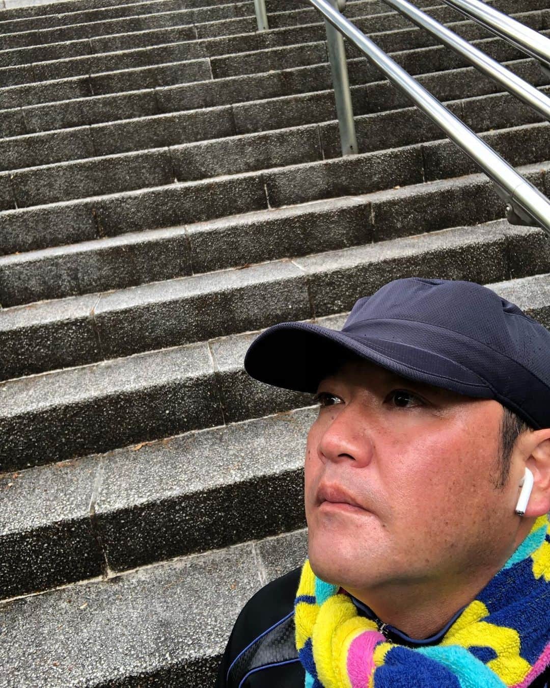 たむらけんじさんのインスタグラム写真 - (たむらけんじInstagram)「今日は階段にやってきました。  階段を怪談と勘違いしてるのかちょっと怯えた顔してますね。  #たむけん #ウォーキング」5月29日 12時30分 - tamuradojou