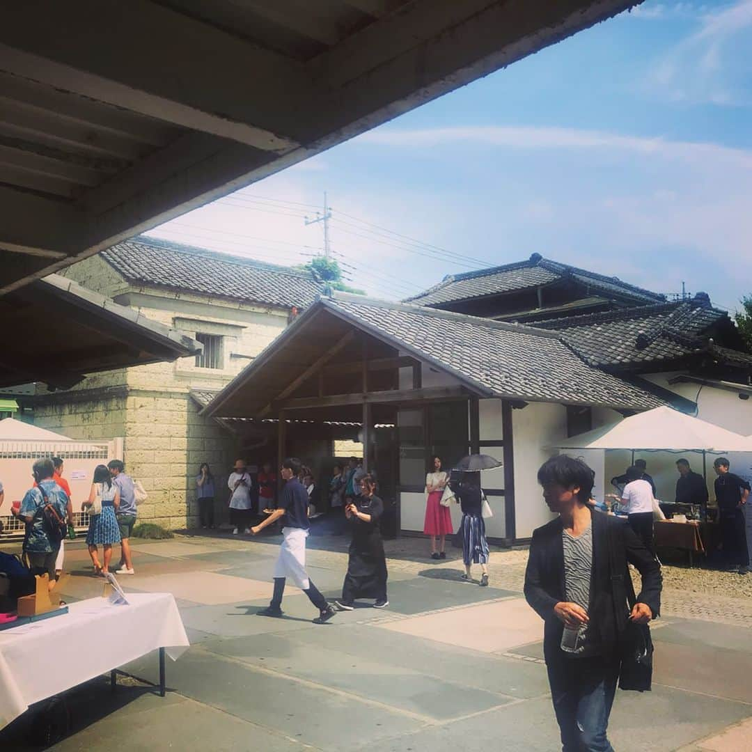 緑川静香さんのインスタグラム写真 - (緑川静香Instagram)「【しーたん日本酒録】  せんきん@栃木 仙禽  完全ドメーヌを打ち出す未来を見据えた栃木県さくら市にある酒蔵。  木桶仕込みや手作業と、造りは昔ながらを用いているのにやってることは最先端。 徹底的にやる薄井さんの気持ちがとても伝わるっ。 完全無添加のナチュールシリーズ、海外でも人気のモダン仙禽シリーズ、上質を味わうプレミアムシリーズ、唯一無二の日本酒達。  上手いんだよ、ついつい飲んでしまうのよ。 日本酒はちょっと…という方にもぜひオススメしたいやーつ。  先日、普段絶対解放しない仙禽さんの酒蔵で開催されたイベント「MUKU JOINT STORY-酒蔵編-」に行ってきました！ 他では飲めない蔵出しのお酒やこの日限定の仙禽の酒を使ったカクテルを始め、地域の素晴らしいレストランさんとのマリアージュを楽しみました✨  #しーたん日本酒録 #酒蔵巡り #唎酒師 #日本酒 #日本酒女子 #仙禽 #栃木 #ナチュール #モダン仙禽 #クラシック #醸 #sake #japanesesake #sakebomb #sakebottle #일본술 #酒蔵案内に大興奮 #たくさん写真や動画撮ったのに #スマホ壊れて全消え😭 #落ち込みがすごい #また行かねば #薄井兄弟さまありがとうございましーたん」5月29日 12時36分 - midorikawa_shizuka