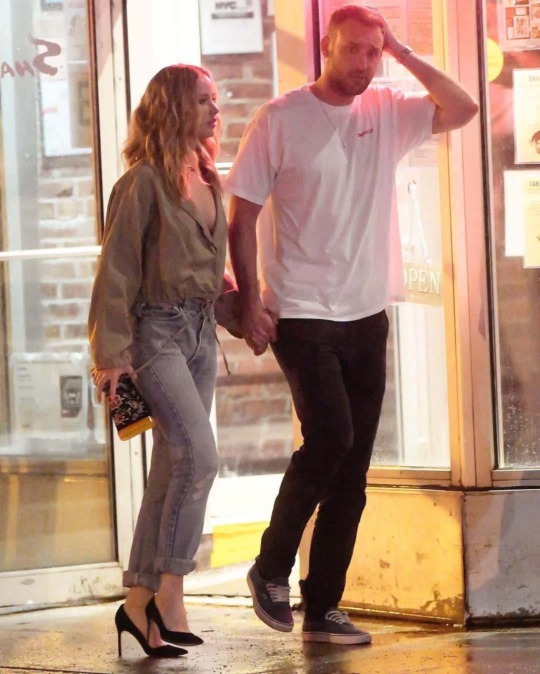 Just Jaredさんのインスタグラム写真 - (Just JaredInstagram)「Jennifer Lawrence & fiancé Cooke Maroney get caught in the rain as they head home after their dinner date! #JenniferLawrence #CookeMaroney Photos: Splash」5月29日 12時44分 - justjared