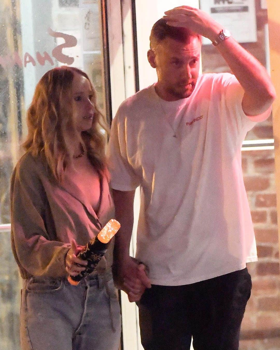 Just Jaredさんのインスタグラム写真 - (Just JaredInstagram)「Jennifer Lawrence & fiancé Cooke Maroney get caught in the rain as they head home after their dinner date! #JenniferLawrence #CookeMaroney Photos: Splash」5月29日 12時44分 - justjared