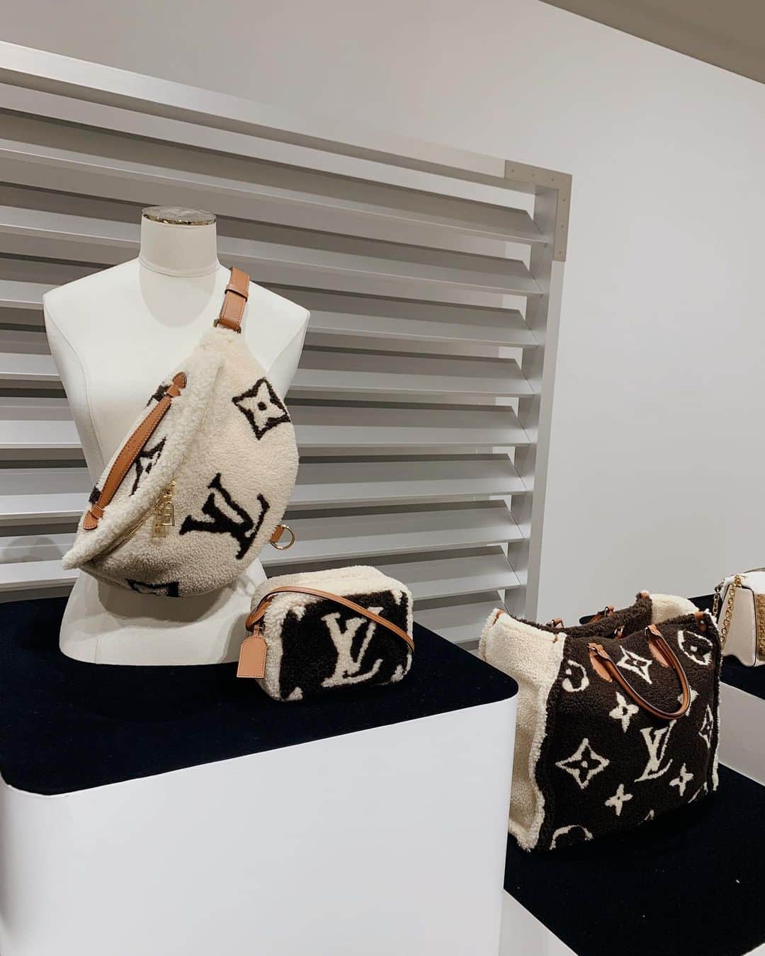 植野有砂さんのインスタグラム写真 - (植野有砂Instagram)「Louis Vuitton AW19 presentation 🥺💓their fluffy line is soooo pretty 🥺💘東京に戻りすぐに @louisvuitton のAWプレゼンテーションにお邪魔しました✨すぐに完売しそうなモコモコシリーズに、ツボすぎるメンズライン💓💦今からどれを買うか考えちゃう💭お招きいただきありがとうございました🙏🏻✨」5月29日 12時54分 - alisaueno